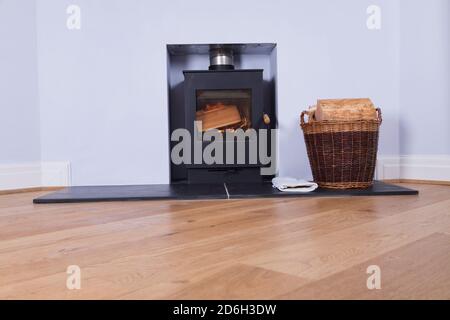 Holzofen in einem modernen Haus. Stockfoto