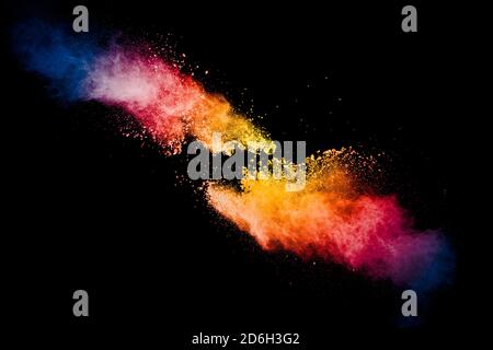 Frostbewegung von bunten Staubpartikeln Spritzer. Lackiertes Holi-Pulver. Stockfoto