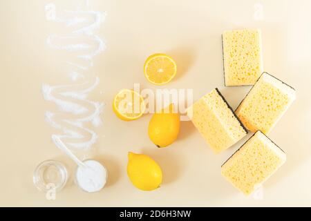 Umweltfreundliche Reinigungsmittel für die häusliche Reinigung. Frische Zitrone, Essig, Backpulver Stockfoto