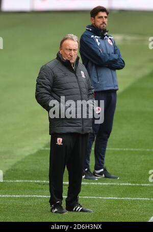 Middlesbrough-Manager Neil Warnock (links) und Reading-Manager Veljko Paunovic am Touchline während des Sky Bet Championship-Spiels im Riverside Stadium, Middlesbrough. Stockfoto