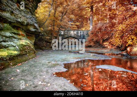 Alte Steinbrücke über einen Bach Stockfoto