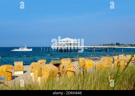 Schleswig-Holstein, Lübecker Bucht, Ostseebad Timmendorfer Strand, Strandleben an der Seeschlösschenbrücke mit Teehaus. Stockfoto