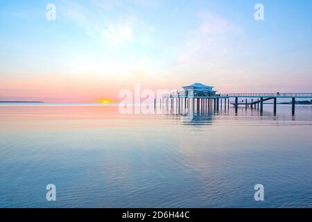 Schleswig-Holstein, Lübecker Bucht, Ostseebad Timmendorfer Strand, Sonnenaufgang an der Seeschlösschenbrücke mit Teehaus. Stockfoto