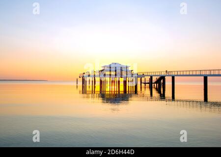 Schleswig-Holstein, Lübecker Bucht, Ostseebad Timmendorfer Strand, Sonnenaufgang an der Seeschlösschenbrücke mit Teehaus. Stockfoto