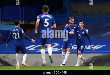 Chelseas Timo Werner (links) feiert das zweite Tor seiner Seite im Spiel mit Mason Mount während des Premier League-Spiels in Stamford Bridge, London. Stockfoto