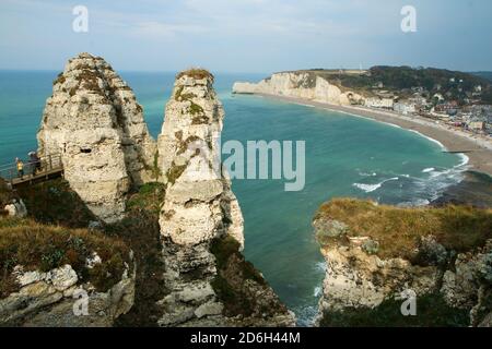 Die schönen hohen Klippen am Ufer der Stadt Étretat in der Normandie in Frankreich. Berühmte Touristenattraktion. Stockfoto