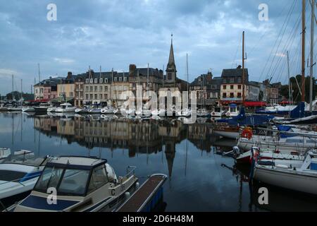 Die schöne und berühmte Stadt Honfleur in der Normandie in Frankreich während des schönen Abends. Die ruhige Stadt mit alten Häusern. Stockfoto