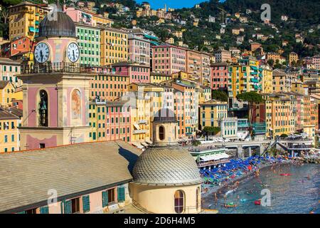 Camogli, Italien. 21. August 2020: Bunte Fassaden von historischen Gebäuden in der Stadt Camogli in Italien. Häuser am Meer mit Geschäften und Touristen Stockfoto