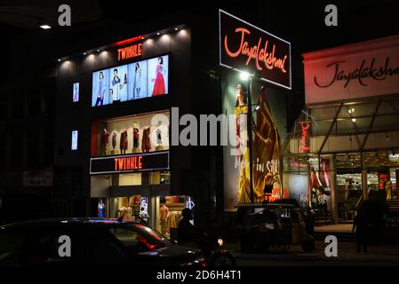 KOCHI INDIEN Nacht Foto von MG Straße Ernakulam Kochi Indian Verkäufer oder Verkäufer Verkauf von Bio-Gemüse indische Gewürze Nüsse Einkaufen in der City Market Road Stockfoto