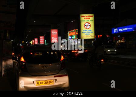 KOCHI INDIEN Nacht Foto von MG Straße Ernakulam Kochi Indian Verkäufer oder Verkäufer Verkauf von Bio-Gemüse indische Gewürze Nüsse Einkaufen in der City Market Road Stockfoto