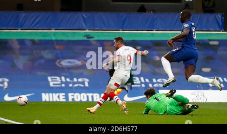 Southampton's Danny ings erzielt das erste Tor seiner Mannschaft beim Spiel in der Premier League in Stamford Bridge, London. Stockfoto