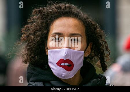 WESTMINSTER LONDON, GROSSBRITANNIEN 17. OKTOBER 2020. Fußgänger, die Gesichtsmasken tragen, da die Hauptstadt unter (mittlere Tier-2-Beschränkungen nach einem raschen Anstieg von Infektionen in vielen Londoner Stadtteilen gestellt wird. Nach den neuen Richtlinien wird es Menschen aus verschiedenen Haushalten verboten, sich in Innenräumen zu treffen, und nur bis zu sechs Personen können sich im Freien treffen. Kredit: amer ghazzal/Alamy Live Nachrichten Stockfoto