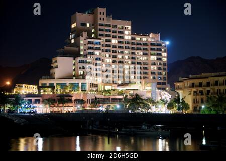 FUJAIRAH, VEREINIGTE ARABISCHE EMIRATE - 7. NOV 2017: Blick auf das luxuriöse Strandhotel während der Nacht mit schwarzem Himmel im Hintergrund Stockfoto