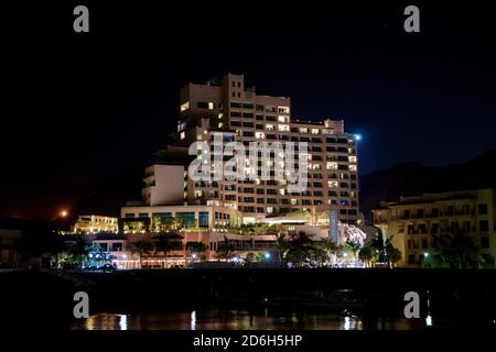 FUJAIRAH, VEREINIGTE ARABISCHE EMIRATE - 7. NOV 2017: Blick auf das luxuriöse Strandhotel während der Nacht mit schwarzem Himmel im Hintergrund Stockfoto