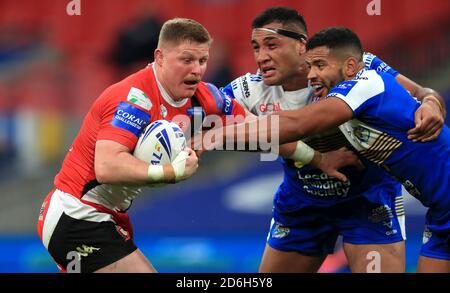 Luke Yates von Salford Red Devils wird vom Leeds Rhinos' Kruise Leeming (rechts) während des Coral Challenge Cup Finales im Wembley Stadium, London, angegangen. Stockfoto