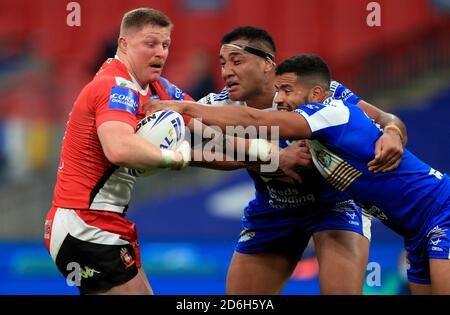 Luke Yates von Salford Red Devils wird vom Leeds Rhinos' Kruise Leeming (rechts) während des Coral Challenge Cup Finales im Wembley Stadium, London, angegangen. Stockfoto