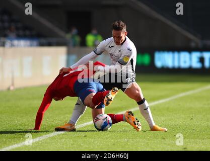 Liberty Stadium, Swansea, Glamorgan, Großbritannien. Oktober 2020. English Football League Championship Football, Swansea City gegen Huddersfield Town; Harry Toffolo von Huddersfield Town wird von Connor Roberts von Swansea City während der ersten Halbzeit gefoult Credit: Action Plus Sports/Alamy Live News Stockfoto