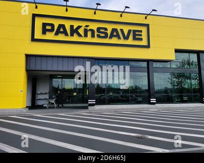 AUCKLAND, NEUSEELAND - 11. Okt 2020: Auckland / Neuseeland - 11 2020. Oktober: Blick auf Pak'nSave Supermarkt in Botany Town Center Stockfoto