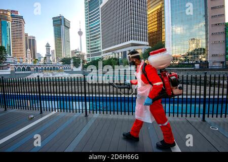 Kuala Lumpur, Malaysia. Oktober 2020. Ein Arbeiter sprüht Desinfektionsmittel in der Nähe des Merdeka-Platzes in Kuala Lumpur, Malaysia, 17. Oktober 2020. Malaysia meldete 869 neue COVID-19-Infektionen mit der höchsten täglichen Spitze seit dem Ausbruch, sagte das Gesundheitsministerium am Samstag und brachte die nationale Summe auf 19,627. Quelle: Chong Voon Chung/Xinhua/Alamy Live News Stockfoto