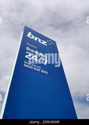 AUCKLAND, NEUSEELAND - 11. Okt 2020: Auckland / Neuseeland - 11 2020. Oktober: Blick auf BNZ (Bank of New Zealand) Straßenschild in Botany Town Centre Stockfoto