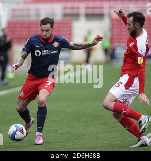 Swindon, Großbritannien. Oktober 2020. Chris Maguire von Sunderland und Jonathan Grounds von Swindon Town während des EFL Sky Bet League 1 Spiels zwischen Swindon Town und Sunderland am 17. Oktober 2020 im County Ground, Swindon, England. Foto von Dave Peters. Nur redaktionelle Verwendung, Lizenz für kommerzielle Nutzung erforderlich. Keine Verwendung bei Wetten, Spielen oder Veröffentlichungen einzelner Vereine/Vereine/Spieler. Kredit: UK Sports Pics Ltd/Alamy Live Nachrichten Stockfoto