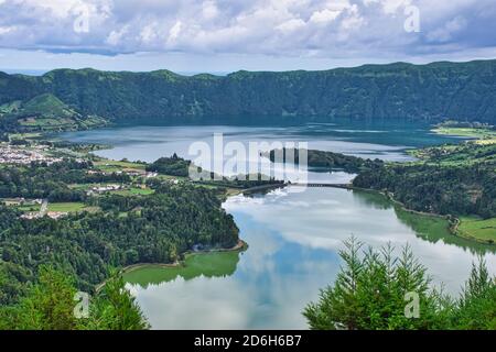 Sete Cidades auf Sao Miguel ist eine kleine Stadt in Ein Vulkankrater mit einem großen Kratersee Stockfoto