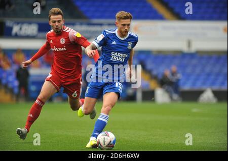 Ipswich, Großbritannien. Oktober 2020. Ipswichs Teddy Bishop auf dem Ball gejagt von Accringtons Matt Butcher während des Sky Bet League 1-Spiels zwischen Ipswich Town und Accrington Stanley in Portman Road, Ipswich am Samstag, 17. Oktober 2020. (Kredit: Ben Pooley - MI News) Kredit: MI Nachrichten & Sport /Alamy Live Nachrichten Stockfoto