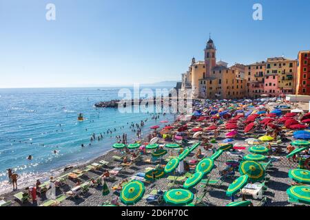 Camogli, Italien. 21. August 2020: Küstenstadt Camogli mit touristischer Küste. Alte und historische italienische Stadt mit Blick auf das Meer mit bunten Gebäude Stockfoto