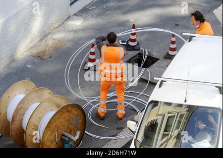 - Milano, posa del Cavo della fibra ottica Wind - Mailand, Wind Glasfaserkabel verlegen Stockfoto