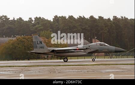 F-15C Eagle-Flugzeuge manouvre in Position vor dem Flug bei RAF Lakenheath Stockfoto