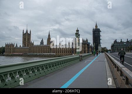 WESTMINSTER LONDON, GROSSBRITANNIEN 17. OKTOBER 2020. Ein ruhiger Westminster Brudge mit wenig Verkehr. London wurde nach einem rapiden Anstieg der Infektionen unter (Medium Tier 2 Restriktionen) gestellt. Die britische Regierung hat ein neues dreistufiges Warnsystem in Bereichen mit einem sehr hohen Risiko, Mostwarnungen von Pubs und Bars angekündigt, um zu schließen. Nach den Tier-2-Richtlinien werden Personen aus verschiedenen Haushalten von Treffen in Innenräumen ausgeschlossen und nur bis zu sechs Personen können sich im Freien treffen.Quelle: amer ghazzal/Alamy Live News Stockfoto