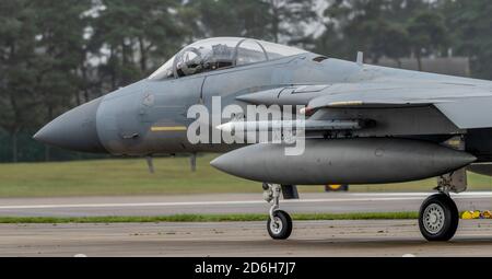 F-15C Eagle-Flugzeuge manouvre in Position vor dem Flug bei RAF Lakenheath Stockfoto