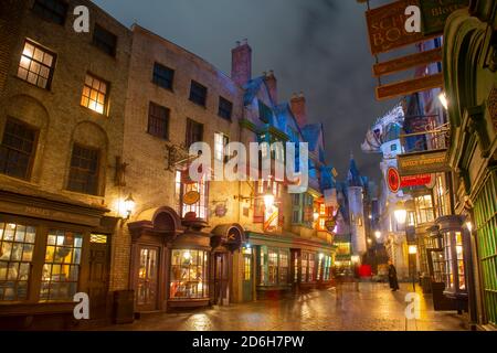 Diagon Alley bei Nacht in der Zauberwelt von Harry Potter in Universal Orlando, Florida, USA. Stockfoto