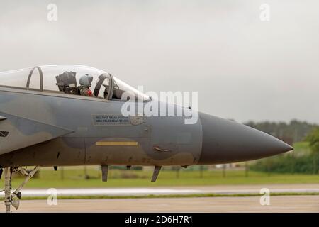 F-15C Eagle-Flugzeuge manouvre in Position vor dem Flug bei RAF Lakenheath Stockfoto
