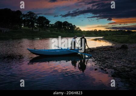 Fischer bei Canny Fischerei bei Norham das Netz auf Die Fischerei im Jahr 2008 geschlossen Stockfoto