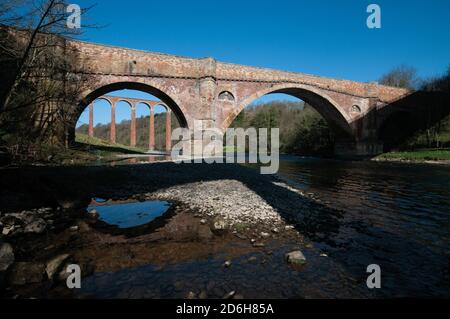 Drygrange Old Bridge und das Leaderfoot Viadukt wurden beide nicht mehr genutzt, die den Fluss Tweed bei Melrose, Scottish Borders, Schottland überqueren Stockfoto