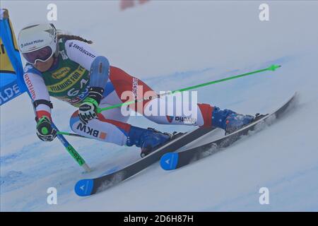 Solden, Österreich. Oktober 2020. SOELDEN, ÖSTERREICH. 17 2020. OKTOBER: 1. Riesenslalom der Frauen im Rahmen des Alpinen Ski-Weltcups in Solden am 17. Oktober 2020; Lauf 1, Priska Nufer (SUI) (Foto: Pierre Teyssot/ESPA-Images) Kredit: Europäische Sport Fotoagentur/Alamy Live News Stockfoto