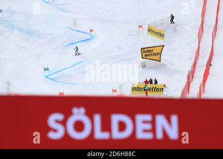 Solden, Österreich. Oktober 2020. SOELDEN, ÖSTERREICH. 17 2020. OKTOBER: 1. Riesenslalom der Frauen im Rahmen des alpinen Ski-Weltcups in Solden am 17. Oktober 2020; Lauf 2, Ester Ledecka (CZE) in Aktion (Foto von Pierre Teyssot/ESPA-Images) Credit: European Sports Photo Agency/Alamy Live News Stockfoto