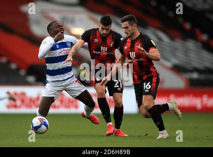 Der helle Osayi-Samuel der Queens Park Rangers und Diego Rico von AFC Bournemouth kämpfen während des Sky Bet Championship-Spiels im Vitality Stadium in Bournemouth um den Ball. Stockfoto
