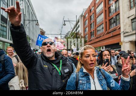 London, Großbritannien. Oktober 2020. Covid Hoax, aufstehen aufstehen Protest, gegen Impfungen, 5G und andere Fragen - die Teilnehmer glauben, dass das Virus eine Möglichkeit ist, die Massen zu kontrollieren und ihre Freiheiten zu nehmen. Organisiert von StandUpX 'EINE Gemeinschaft von Menschen, die seit Mai 2020 in ganz Großbritannien für unsere Rechte protestieren und sich für diese einsetzen' Credit: Guy Bell/Alamy Live News Stockfoto