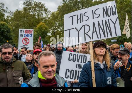 London, Großbritannien. Oktober 2020. Covid Hoax, aufstehen aufstehen Protest, gegen Impfungen, 5G und andere Fragen - die Teilnehmer glauben, dass das Virus eine Möglichkeit ist, die Massen zu kontrollieren und ihre Freiheiten zu nehmen. Organisiert von StandUpX 'EINE Gemeinschaft von Menschen, die seit Mai 2020 in ganz Großbritannien für unsere Rechte protestieren und sich für diese einsetzen' Credit: Guy Bell/Alamy Live News Stockfoto