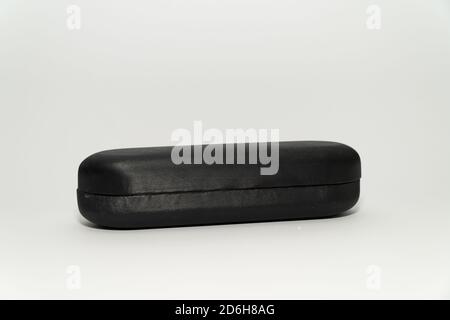 Schwarzer Lederschutzetui für Gläser isoliert auf einem weißen Hintergrund Stockfoto