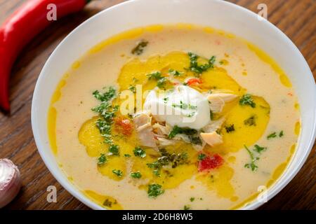 Ciorba Radauteana - Rumänische traditionelle Hühnersuppe mit Sahne Stockfoto