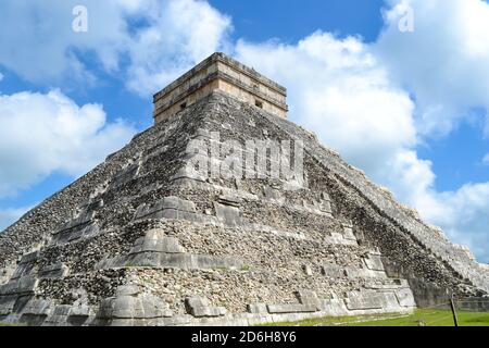 Maya-Pyramiden und verschiedene Steinskulpturen an der archäologischen Stätte von Chicen Itza, einem der Orte, an dem die Maya-Zivilisation am meisten entwickelt wurde. Stockfoto