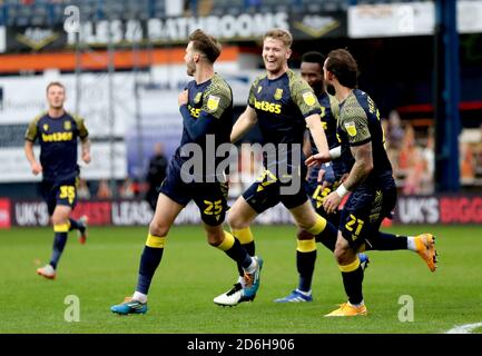 Nick Powell von Stoke City (links) feiert das zweite Tor seiner Mannschaft mit seinen Teamkollegen während des Sky Bet Championship-Spiels in Kenilworth Road, Luton. Stockfoto