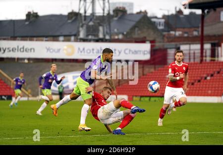 Nahki Wells von Bristol City (links) und Michal Helik von Barnsley kämpfen während des Sky Bet Championship-Spiels in Oakwell, Barnsley, um den Ball. Stockfoto