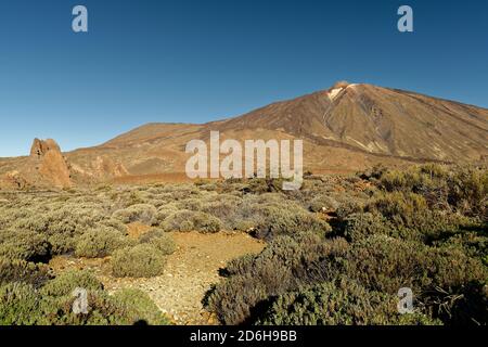 Landschaft von Teneriffa Kanarische Inseln, Blick auf den Vulkan Pico del Teide, Wüsten und Halbwüsten in den trockenen Bergen. Blauer Himmel, felsig und vulkani Stockfoto