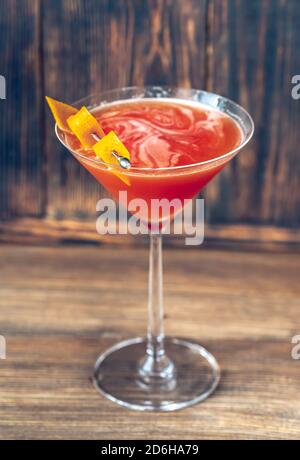 Glas Blut und Sand Cocktail in martiniglas garniert Mit Orangenschale Stockfoto