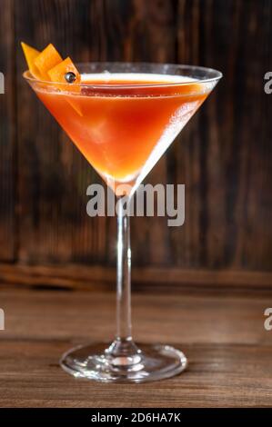 Glas Blut und Sand Cocktail in martiniglas garniert Mit Orangenschale Stockfoto