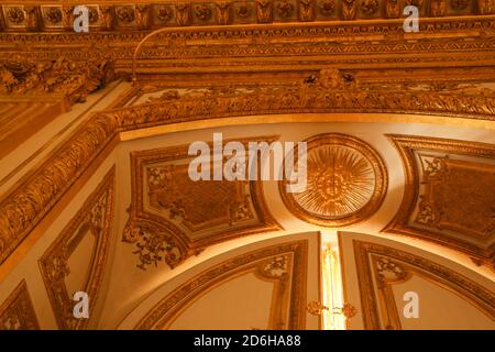 Das Detail der Decke im Schloss Versailles in frankreich mit dem goldenen Symbol des Königs Ludwig XIV. Stockfoto